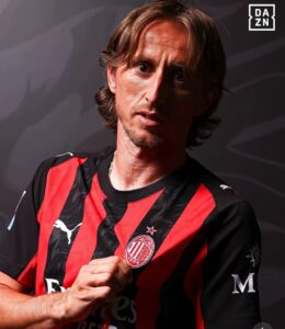 LUCA MODRIĆ RESMI BERKOSTUM AC MILAN: ERA BARU DI SAN SIRO DIMULAI