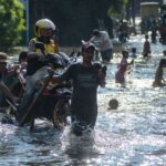 antarafoto_akses_jalan_terganggu_akibat_banjir_di_jakarta_1751993067_47c4c85010