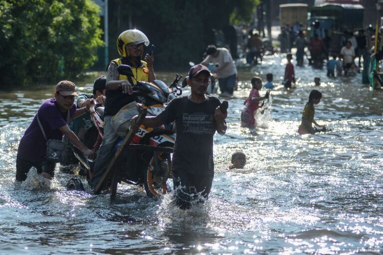 antarafoto_akses_jalan_terganggu_akibat_banjir_di_jakarta_1751993067_47c4c85010