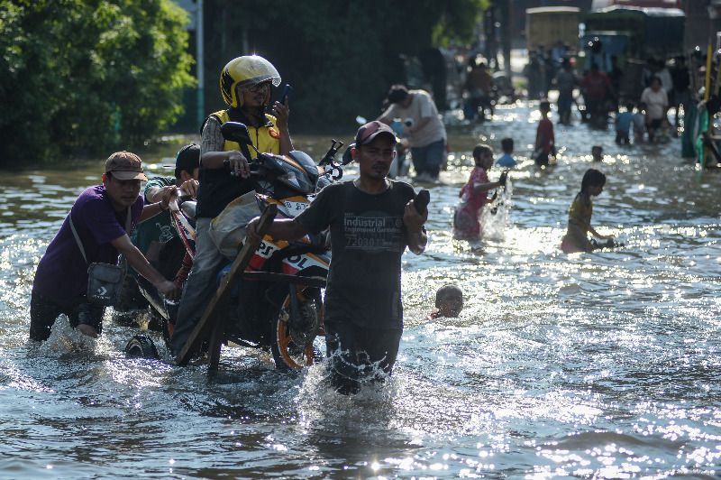 antarafoto_akses_jalan_terganggu_akibat_banjir_di_jakarta_1751993067_47c4c85010